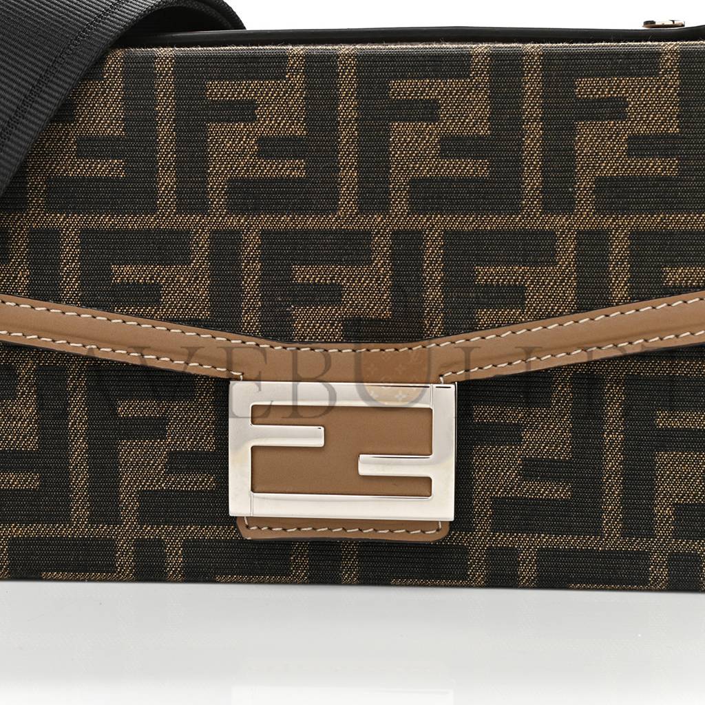 FENDI RECYCLED FABRIC JACQUARD VITELLO KING FF 1974 BAGUETTE SOFT TRUNK TOBACCO MORO SAND (28*15*6cm) FENDI RECYCLED FABRIC JACQUARD VITELLO KING FF 1974 BAGUETTE SOFT TRUNK TOBACCO MORO SAND (28*15*6cm)